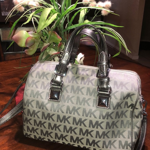 Michael Kors Handbags - 💞👑HOST PICK 👑💞Michael Kors grey handbag